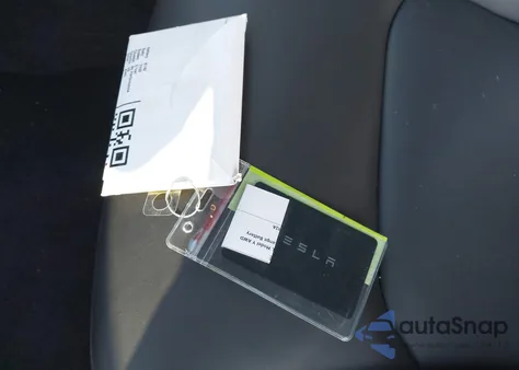 2024 Tesla Model Y Long Range Dual Motor All-Wheel Drive z USA, uszkodzony, nr VIN 7SAYGDEE2RA323152